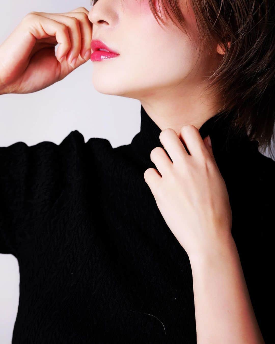 有馬綾香のインスタグラム：「Black×Red  #photography #photo #model #black #red #rip」