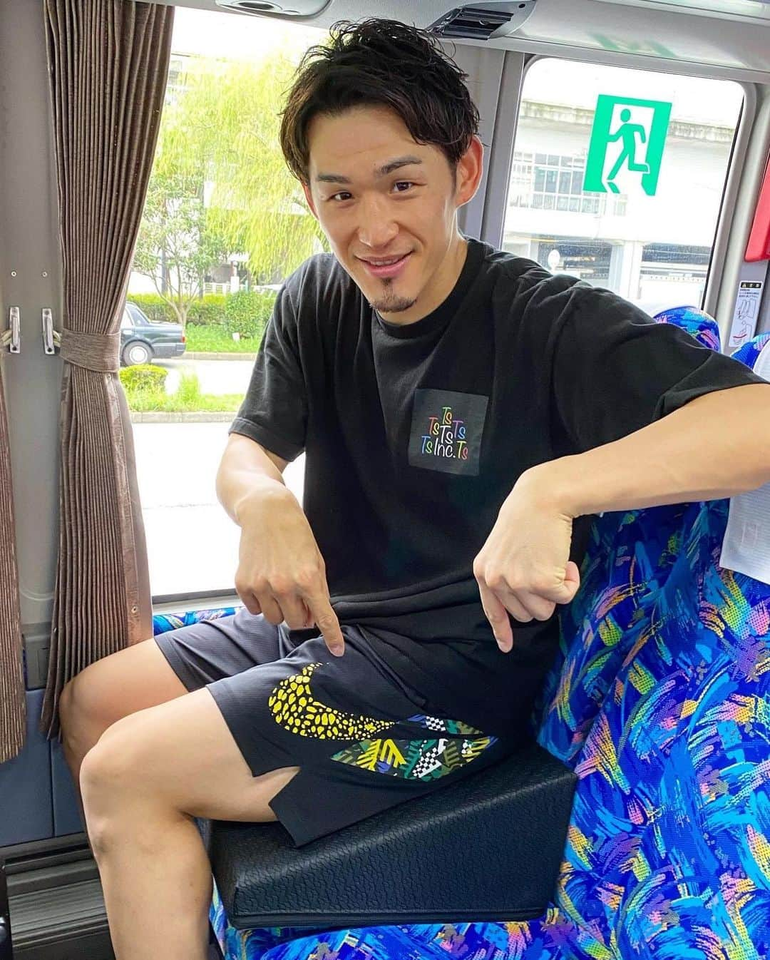 伊藤大司さんのインスタグラム写真 - (伊藤大司Instagram)「今シーズンのベストフレンド  #flexcushion #フレックスクッション  を使って座るとすごく腰が楽になり、ベンチで待っている時や、長時間座った後でも腰が固まりにくくなり助かっています。 NBAでも使われているこのクッション、チームで導入し、今シーズンから僕も使っています。 試合でのベンチにいる時や遠征時の移動にも使っていますし、ストレッチやエクササイズにも使えます。 今シーズン共に戦いましょう🏀  #滋賀レイクスターズ　#flexcushion  #フレックスクッション」9月18日 12時58分 - taishito