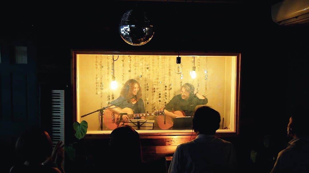 のインスタグラム：「ギタリスト岩見淳三（父）とのヘッドホンライブ、最高でした。体験してみてほしいです〜。楽しかった〜！ 配信のアーカイブは期限がないので、ずっと観れますしずっと購入して頂くことができます！😆 よろしくお願いします！  https://noseag.thebase.in/items/33308830 リンクはインスタトップの私のオフィシャルHPから飛ぶことができます！  #ヘッドホンライブ #headphone #noseartgarage」