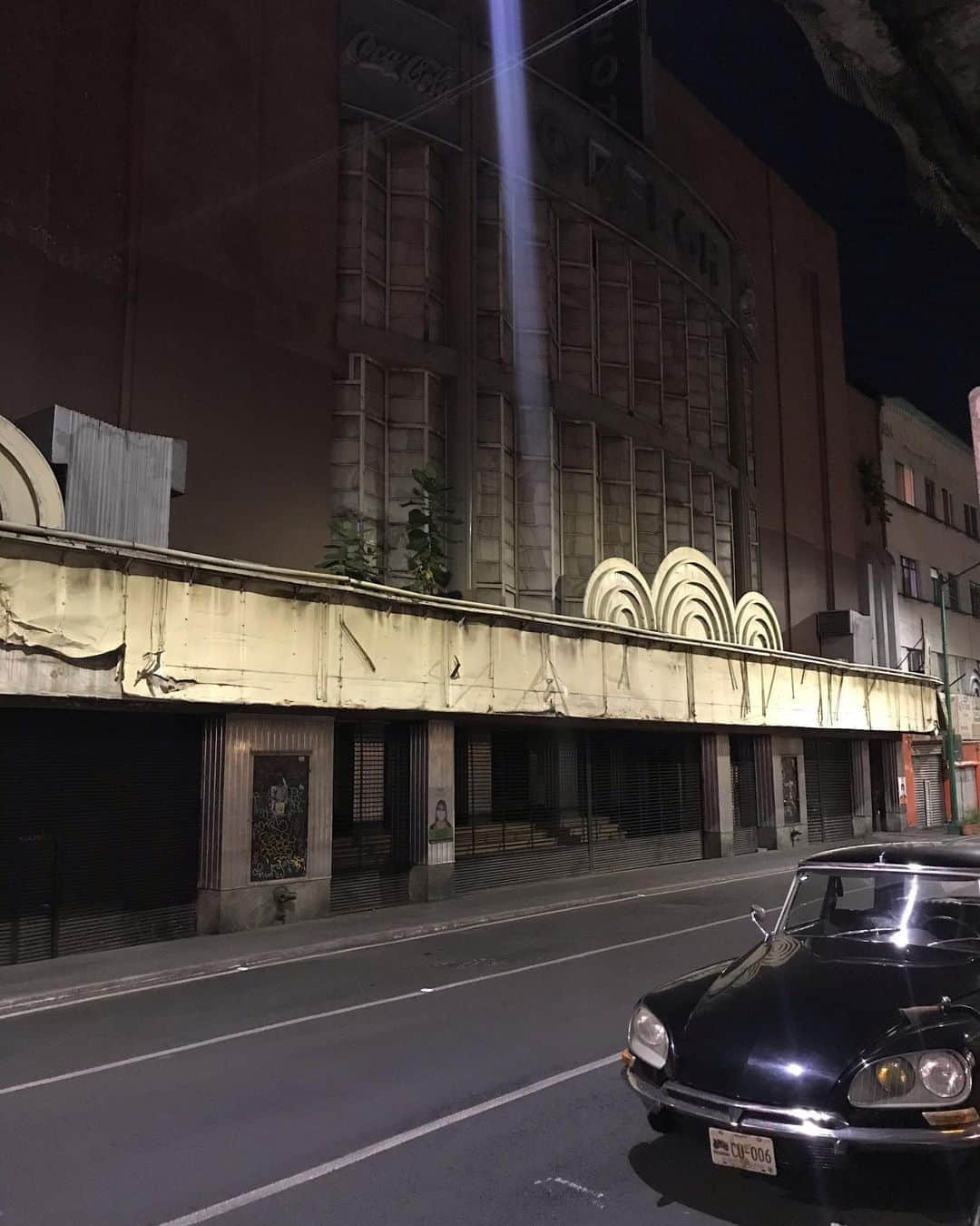 トームさんのインスタグラム写真 - (トームInstagram)「Abandoned #Orpheum movie theatre and chic old navy #Citroen opposite #bosforomezcaleria in #Centro #MexicoCity」9月18日 12時50分 - tomenyc