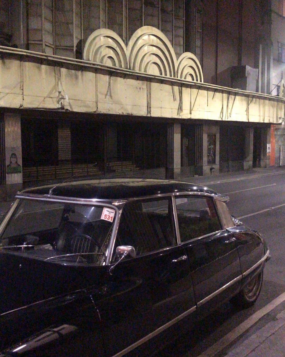 トームさんのインスタグラム写真 - (トームInstagram)「Abandoned #Orpheum movie theatre and chic old navy #Citroen opposite #bosforomezcaleria in #Centro #MexicoCity」9月18日 12時50分 - tomenyc