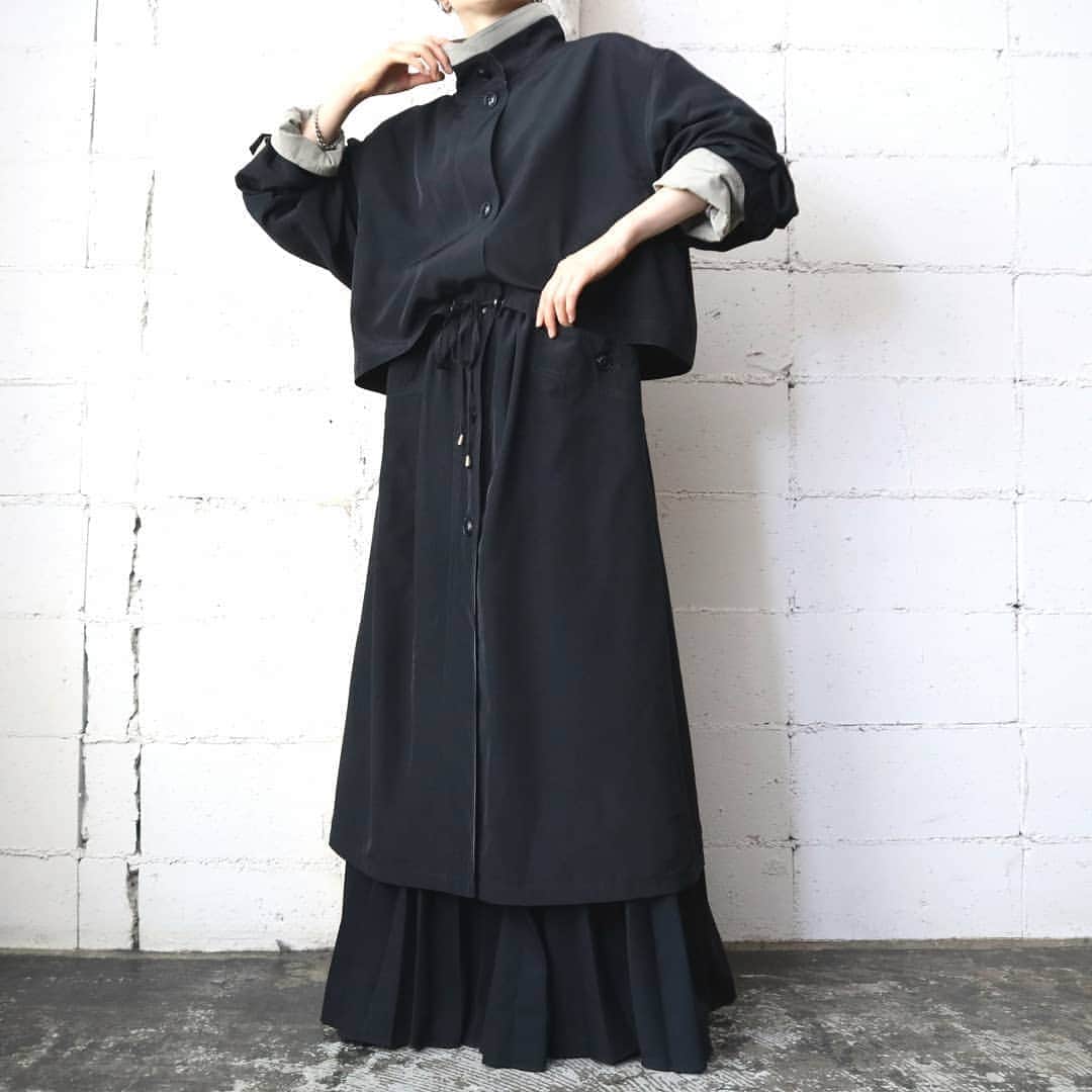 吉祥寺 古着屋 Orfeoのインスタグラム：「Bicolor Drawstring Coat  #orfeo #kichijoji #tokyo #vintage #used #fashion #coordinate #outfit  お問い合わせはインスタグラムのプロフィール掲載のメールアドレスにお願いいたします。コメント、DMでのお問い合わせは受け付けておりませんのでご了承ください。 ONLINE SHOPの商品も店頭にてご購入頂けます。気になる商品がございましたらスタッフにお声掛けください。  新型コロナウィルス感染拡大防止策を徹底した上で営業をしております。マスクの着用、入店時にアルコールでの消毒をお願いいたします。」