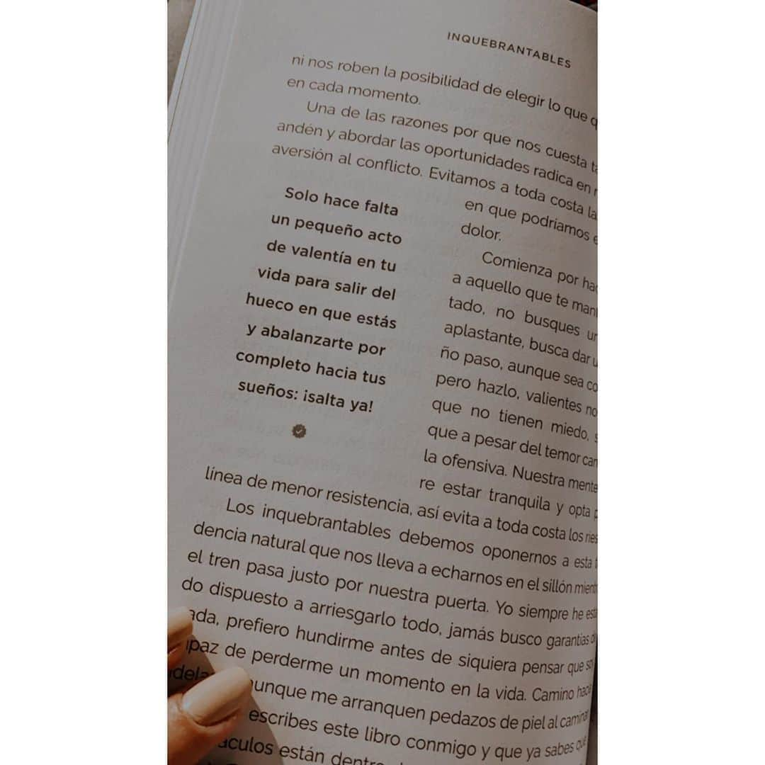 ラリッサ・リケルメさんのインスタグラム写真 - (ラリッサ・リケルメInstagram)「Buenas noches..! 💤   #inquebrantables  El libro de @danielhabif ya lo leí 5 veces, y no me canso de hacerlo en cada línea una palabra de motivación, aprendizaje de vida etc!  Es tan genial..! Gracias @danielhabif  Gran orador...!   Mi gente bella que tengan una linda noche..!  Comiencen a hacer frente a aquello que les mantiene asustando no busquen victorias, busquen dar pequeños pasos aunque sea con miedo, Pero sigan 💛 Me encantaría seguir escribiendo más..!  Hasta mañana 😘」9月18日 12時55分 - larissariquelme