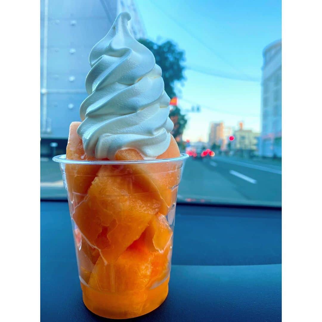 寺下智香（プロボウラー）のインスタグラム：「昨日CHICA★SHOWTIMEでお話した一実庵のフルーツソフトクリーム🍦🍈💕  季節のフルーツと美味しいソフトクリームの組み合わせで最高👍  #一実庵 #フルーツソフトクリーム #メロン #夕張メロン #デザート #スイーツ  #麻生グルメ」