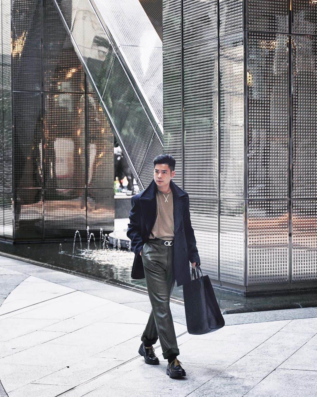 Christoffer Chengのインスタグラム：「Officially added olive green into my winter wardrobe picks 💚   #MensWardrobe #1927 #FerragamoHK @ferragamo」