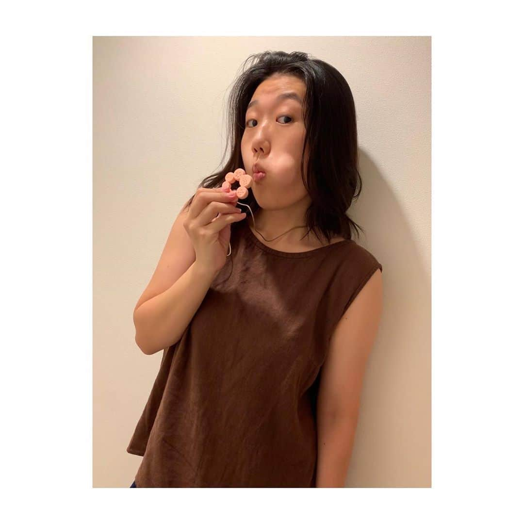 横澤夏子さんのインスタグラム写真 - (横澤夏子Instagram)「#peopleさんのおもちゃなのよー #ひよこクラブさんのお仕事でご一緒させていただいたのよー #シャレオツネックレスと思いきや舐められるのよー #舐められるネックレスがこの世にあるなんて #びっくりなのよーー！ #うふ！」9月18日 13時07分 - yokosawa_natsuko