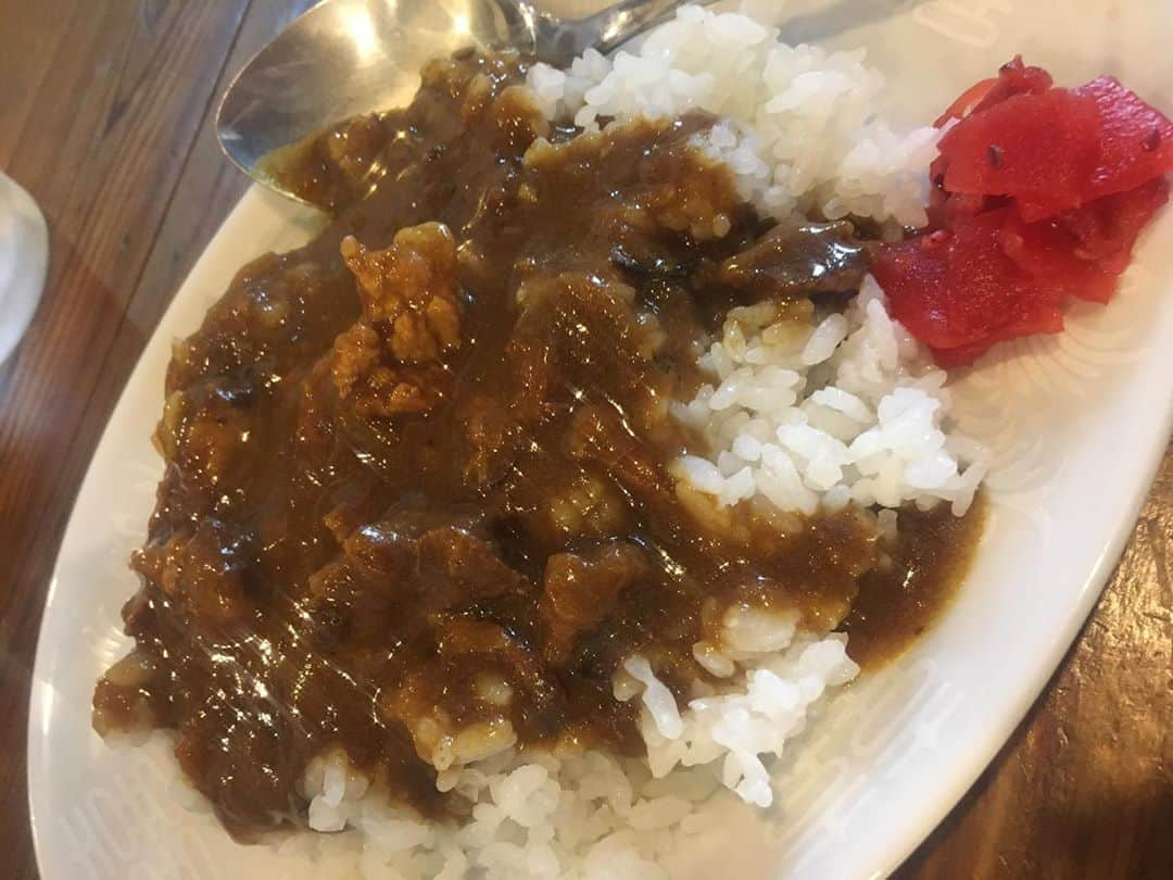 B JIRUSHI YOSHIDAさんのインスタグラム写真 - (B JIRUSHI YOSHIDAInstagram)「【代官山LUNCH】 【店名】らーめん　穀雨 【メニュー】ワンタン麺(５個) + ミニカレーライス 【PRICE】¥970 (+¥200) 【一言】本日ご紹介するのは、どちらかと言うと渋谷寄りの「らーめん 穀雨」B印 ヨシダからも徒歩10分程の距離にあります。人気のワンタン麺を頂きました。スープとそれぞれの具材の相性が抜群でとても美味しかったです。途中サービスの揚げネギを入れることでまた奥行きのある味わいに。何故だからーめん屋のミニカレーライスってなんだか魅力ありますよね、もうちょっと食べたいという時は、らーめんを大盛りにするのではなく、こちらのカレーもお勧めです。はい、私とした事が満足感にやられて外観などの写真を忘れてしまいました。らーめん 穀雨、是非とも。  #B印ランチ #代官山ランチ #代官山LUNCH」9月18日 13時01分 - bjirushiyoshida