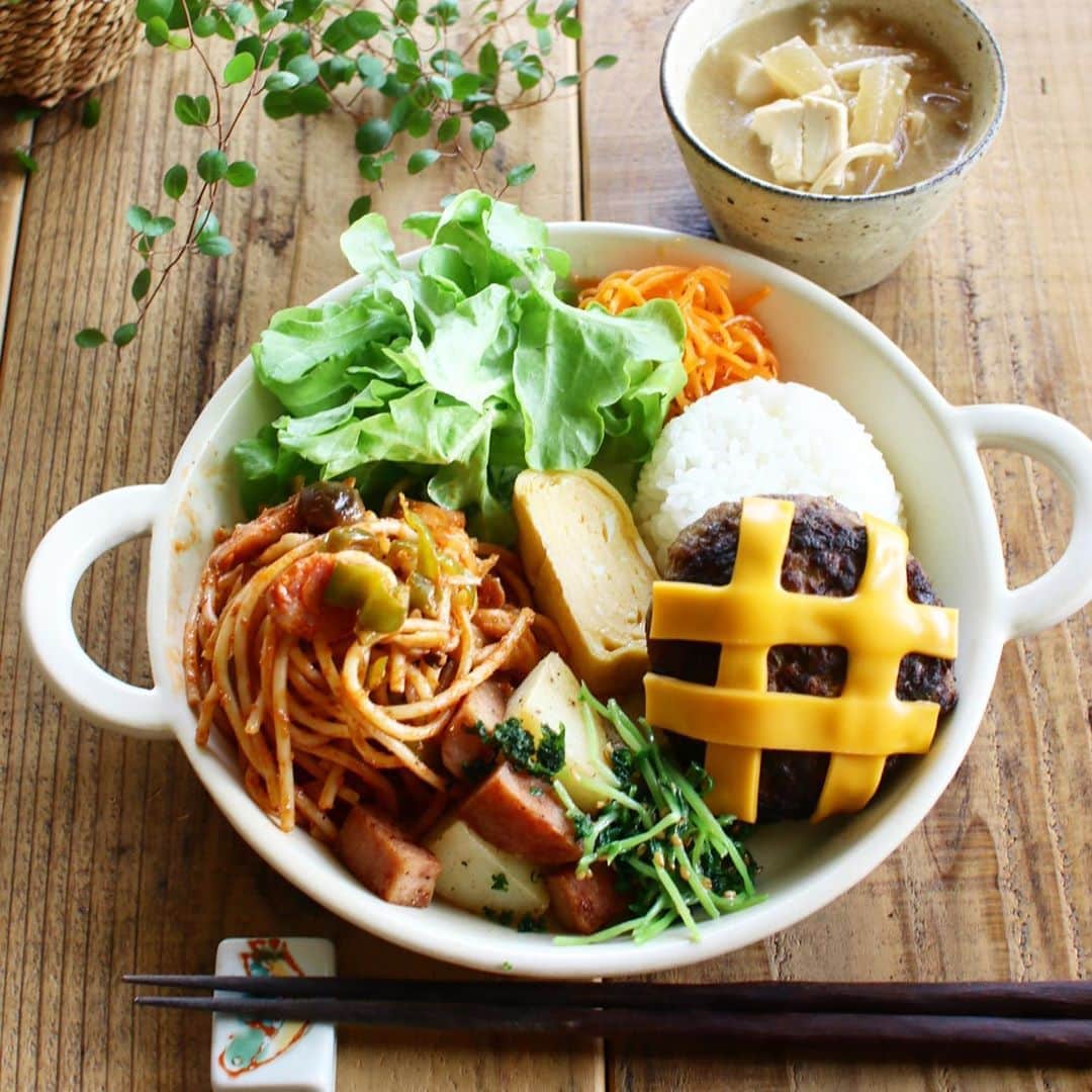 Atsukoのインスタグラム：「Today's breakfast and lunch 2020.09.18 ･ ･ チーズハンバーグ ナポリタン ジャーマンポテト 卵焼き 豆苗ナムル ラペ 豆腐とキャベツのお味噌汁 ･ ･ お弁当3個つくったー。 チェダーチーズが上手い具合に溶けて満足。 それにしてもハイカロリーなひと皿😂😂」