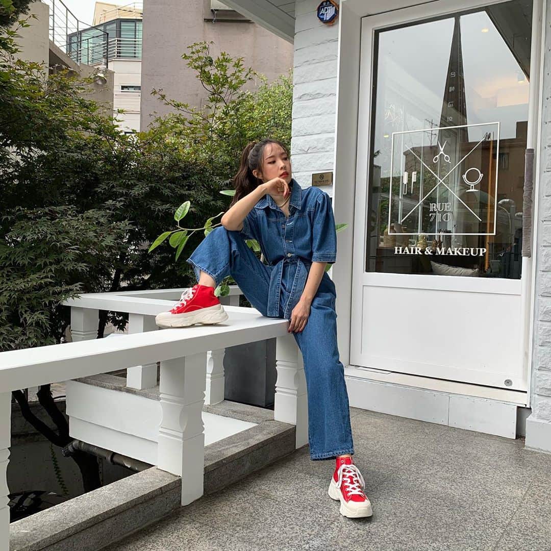 チョン・ジユンのインスタグラム：「집앞삼십초마실🌹🌷  📸@youzu.lee」