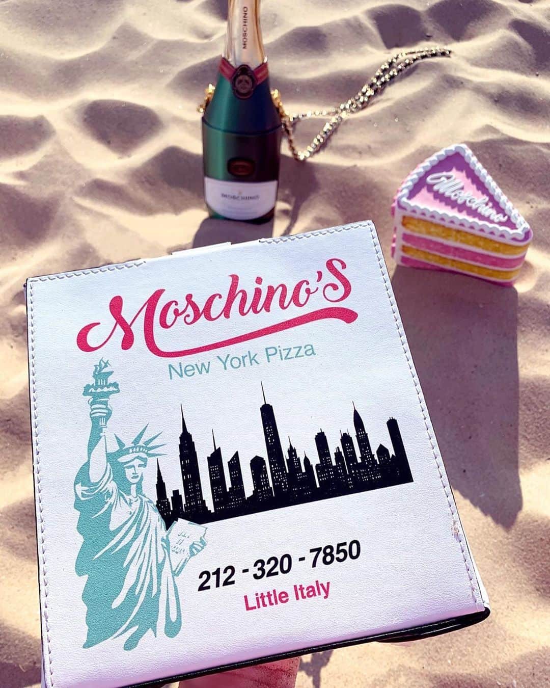 Moschinoさんのインスタグラム写真 - (MoschinoInstagram)「#Repost @therealfashionblogger ・・・ M🍾O🍕S🍰C🍾H🍕I🍰N🍾O Beach Picnic #moschino @itsjeremyscott」9月18日 13時12分 - moschino