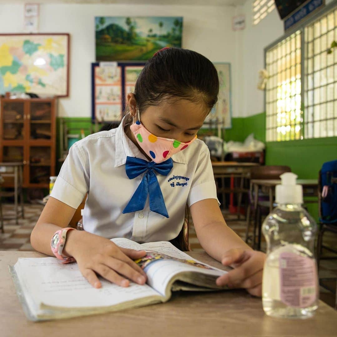 unicefさんのインスタグラム写真 - (unicefInstagram)「Many students are back in school with physical distancing, masks and hand hygiene facilities.   Yet a recent UNICEF survey of 158 countries found that 1 in 4 has not set a date for allowing school children back to the classroom.  To protect the futures of a whole generation of children, UNICEF is urging all countries to prioritize the reopening of schools with all possible COVID-19 safety measures in place. @unicefcambodia © UNICEF/UNI368157/Seng」9月18日 13時15分 - unicef