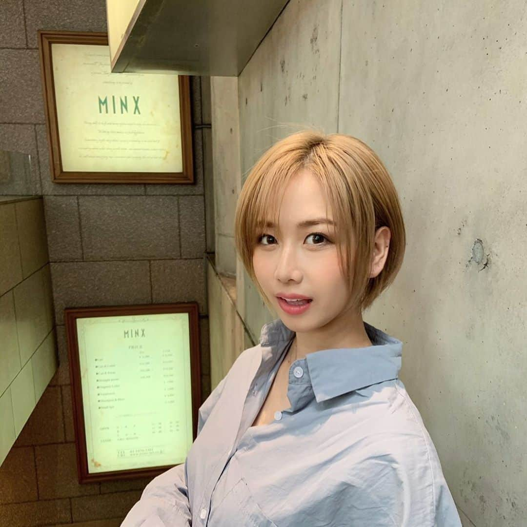 大家志津香さんのインスタグラム写真 - (大家志津香Instagram)「. . MINXでスーパートリートメントした もう顔周りの毛先 ブリーチでちっりちりやったのに 生き返った！やった！びっくりするほんと！ 私の髪はヘアメイクさん心配するくらい 傷みまくってるけど こんな綺麗になるん？！てくらいなった！ 次は何色にしようかなあ 山口さんにお願いしてます◎ いつも優しくていい感じにしてくれるし ほんとに感謝 . .」9月18日 13時15分 - ooyachaaan1228