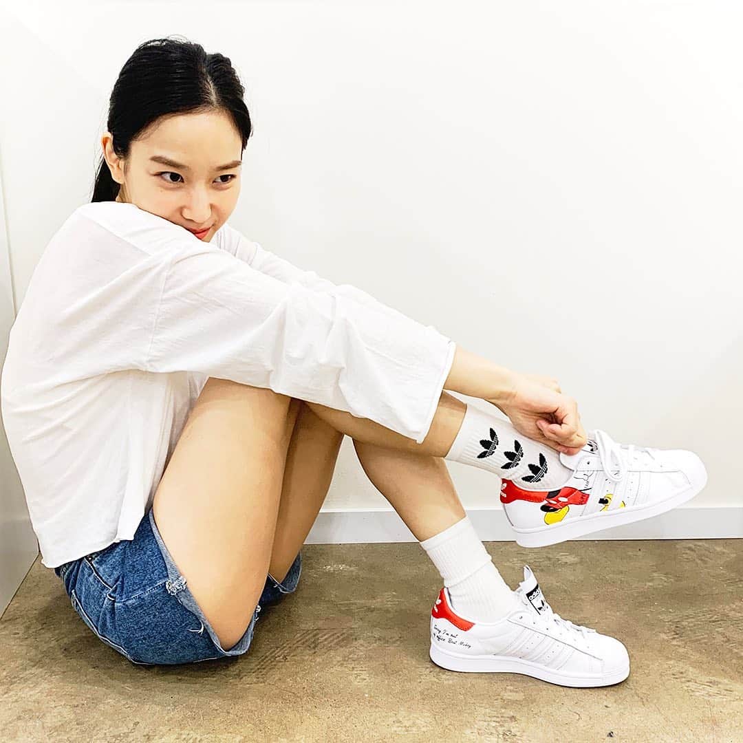 チャン・ヒリョンさんのインスタグラム写真 - (チャン・ヒリョンInstagram)「adidas STYLE PICK!   FALL IN #FALL 장난기 가득한 가을날,  귀여운 만화 캐릭터들을 내 일상으로 소환해 보기 🙈  장희령의 캐릭터 소환술로 만들어진  귀엽고 천진난만한 가을 일상.   우리들의 스타일을 빛내줄 아이템, 올 가을 장희령과 아디다스가 제안하는 스타일 픽.   #광고 #아디다스오리지널스 #adidasOriginals #스타일픽 #STYLEPICK #FALLINFALL #장희령」9月18日 13時24分 - hehehe0