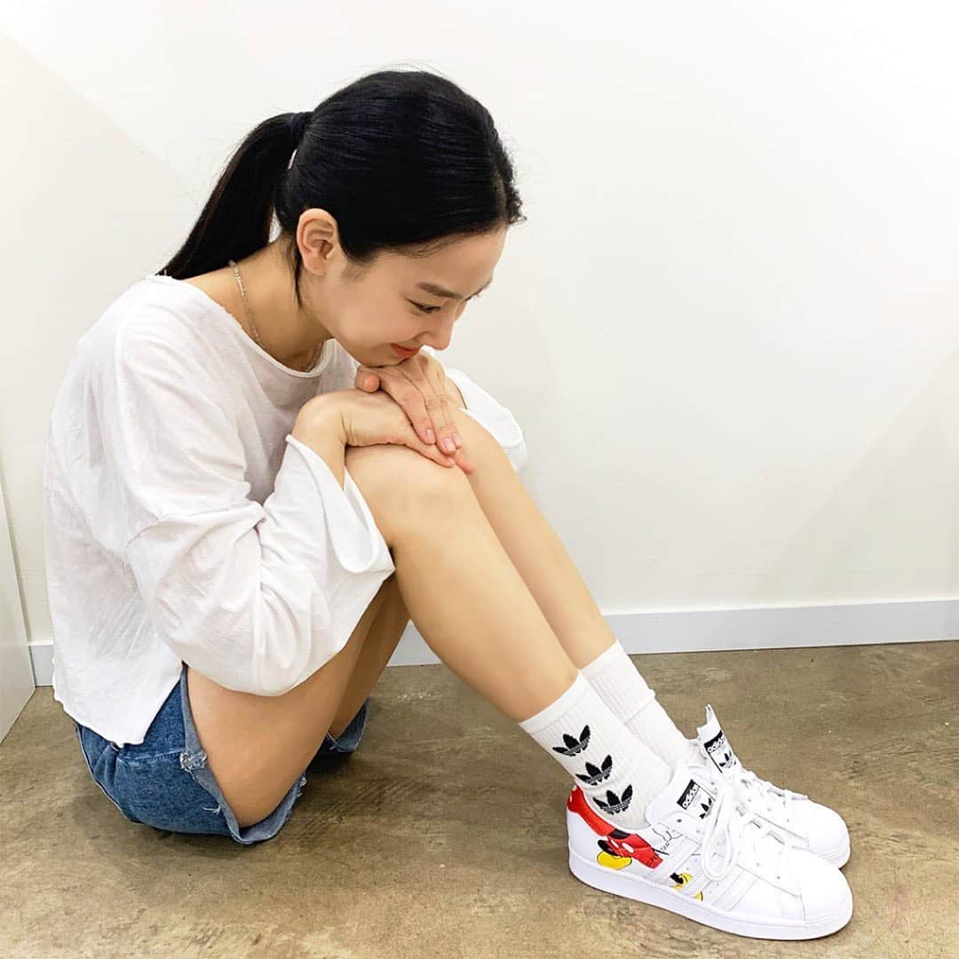 チャン・ヒリョンさんのインスタグラム写真 - (チャン・ヒリョンInstagram)「adidas STYLE PICK!   FALL IN #FALL 장난기 가득한 가을날,  귀여운 만화 캐릭터들을 내 일상으로 소환해 보기 🙈  장희령의 캐릭터 소환술로 만들어진  귀엽고 천진난만한 가을 일상.   우리들의 스타일을 빛내줄 아이템, 올 가을 장희령과 아디다스가 제안하는 스타일 픽.   #광고 #아디다스오리지널스 #adidasOriginals #스타일픽 #STYLEPICK #FALLINFALL #장희령」9月18日 13時24分 - hehehe0