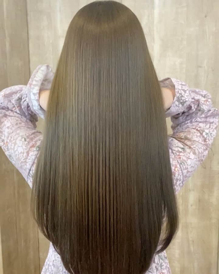 友田彩也香のインスタグラム：「💇‍♀️✨﻿ ﻿ 今月も撮影前に(@takahiro_numa)さんにヘアメンテして頂きました☺️🌸﻿ ﻿ 相変わらず最強のツヤ髪🥺✨✨﻿ ﻿ こないだのオンラインサイン会でも、﻿ 皆が髪キレイって沢山褒めてくれて嬉しかった😭❤️﻿ ﻿ それも沼口さんのお陰☺️✌️﻿ 今月もありがとうございました🙇‍♀️﻿ ﻿  #hair #haircolor #haircut #hairtreatment﻿ #shampoo #treatment ﻿ #髪質改善 #髪質改善トリートメント﻿ #髪質整形トリートメント﻿ #美髪 #ツヤ髪 #髪フェチ ﻿」