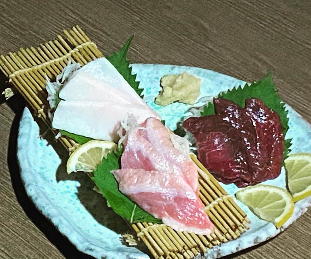居酒屋 うまとり千日前店のインスタグラム：「#馬刺し #赤身 #たてがみ  #うまとり #なんば #千日前 #個室 #居酒屋 #馬刺し #鳥料理 #食べ放題 #食べのみ #飲み放題 #難波 #ミナミ #アルバイト #follwme #instafood #いいね #いいね返し #日本橋 #グルメ #フォロー #フォロー返し #宴会 #料理 #賄い #まかない  #like4like #インスタ #カップルシート オススメメニュー🤩🤩 本日17時より、営業してます‼️」