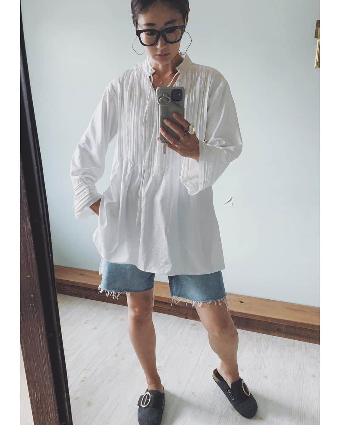 ジュジュのインスタグラム：「pin tuck satin shirt👕 . ご予約始まってます☑︎ . 10月初旬(7日前後)にはお届け可能✍️ . . 一年通して万能に使えるオススメのdesignshirtを、是非🤍🤲 .  #AkariH#apparel#fashion akarih#akarihchic#アカリ#AkariHapparel#アカリアパレル#2020aw#www.akari-h.jp」