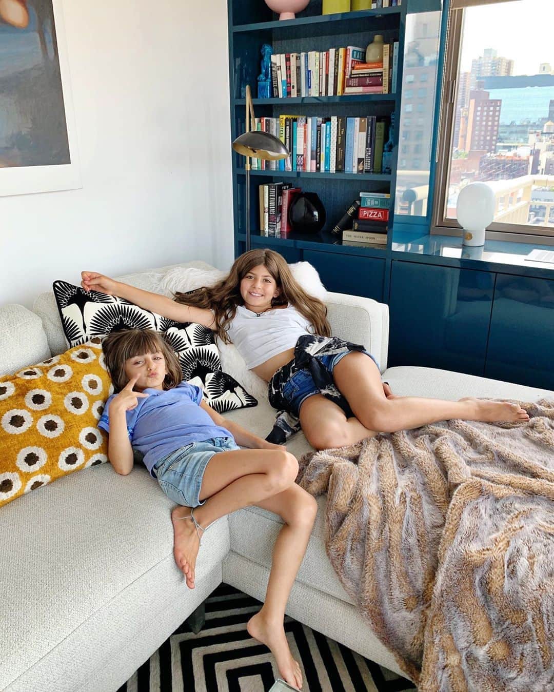 Ilana Wilesさんのインスタグラム写真 - (Ilana WilesInstagram)「I remember when the kids were babies, I would think— I just can’t imagine living with two teenage girls in our tiny apartment. Guys. I think we are just about there. #mazzyandharlow」9月18日 13時26分 - mommyshorts