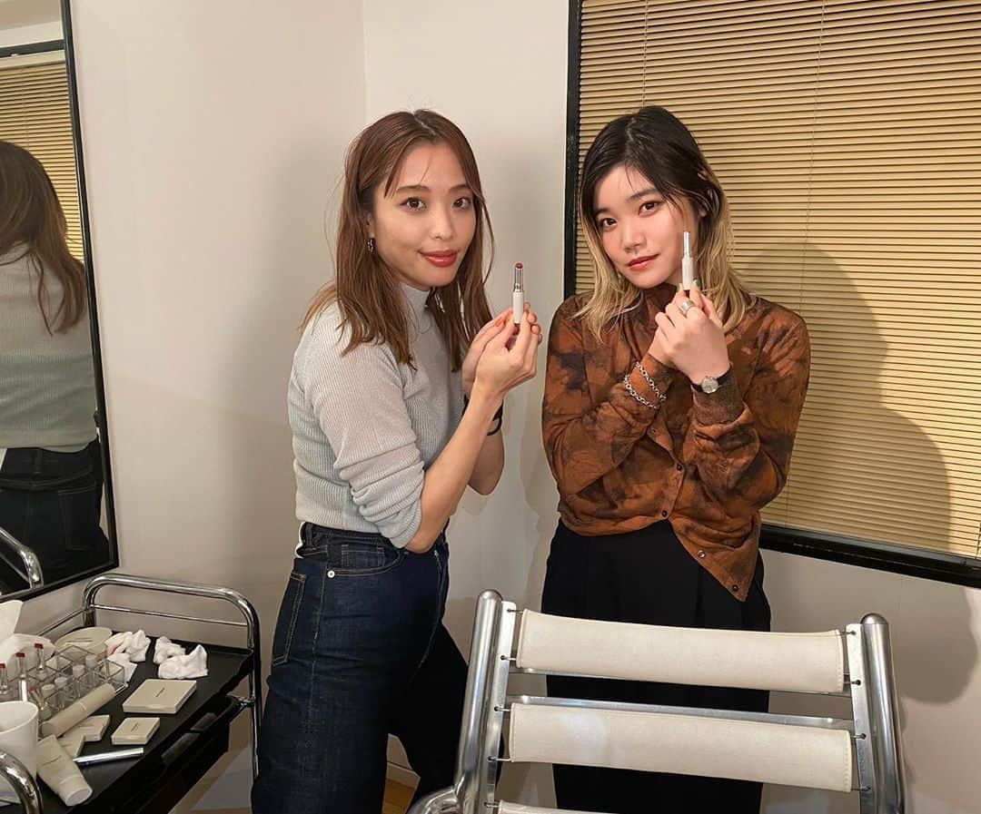 高橋有紀のインスタグラム：「昨日の @naturaglace_official 提供のインスタライブはチッチがゲストで来てくれました✨ チッチファンのみなさまが沢山最後までみてくれていて面白いコメントも沢山ありがとうございました！！ 今日の衣装はコラボさせてもらった　@jemma.atelier  シアーアンサンブルを一枚で着ています！チッチはタイダイアンサンブルを！！展示会でもオーダーしてくれたので、私服でも着てくれていて嬉しい😭しかも、一枚で着た上に黄色のTシャツや黒のTシャツと合わせていてさすがのセンスでした👏（写真撮ればよかった、、。） 後ほどメイク後のかわいいチッチさまの写真載せます！！ #セントチヒロチッチ #bish #高橋有紀 #hairmake」