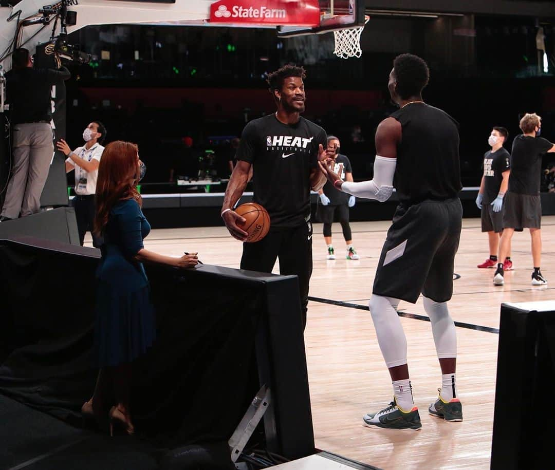 レイチェル・ニコルズさんのインスタグラム写真 - (レイチェル・ニコルズInstagram)「Hashing out with @JimmyButler how much of a percentage @Bam1of1  should get of Jimmy’s Big Face Coffee business (Jimmy has been making coffee for his teammates and charging them $20 a cup). Bam claims since he’s a Big, he should be getting a cut. 😂  Photos from the great @jim_ice - also I think it’s important for me to point out that THE COURT IS RAISED higher than the floor where I’m standing. #MunchkinLife #SoSoShort」9月18日 13時27分 - rachel_nichols