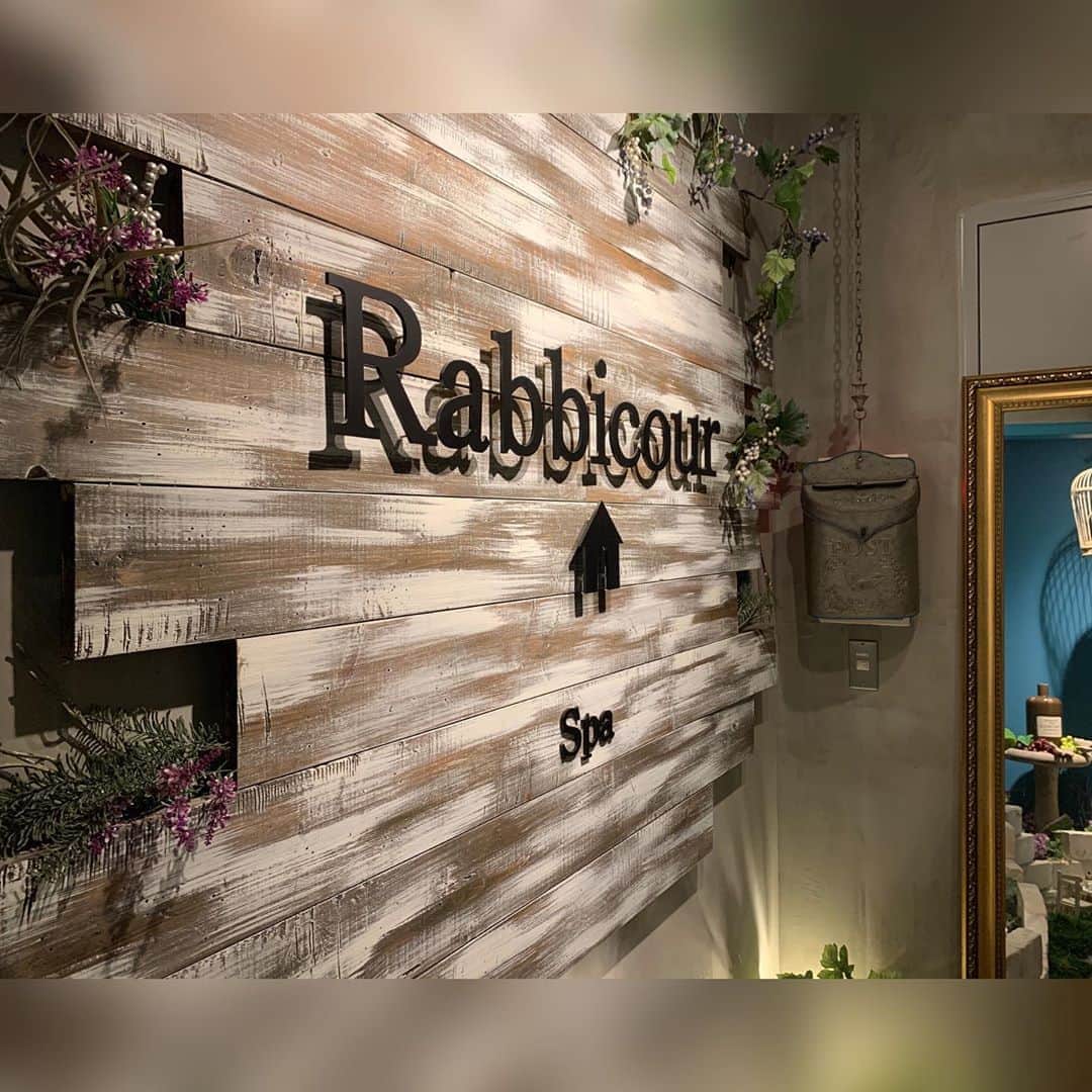 浅香ななみさんのインスタグラム写真 - (浅香ななみInstagram)「. 🌿ヘッドスパ専門店Rabbicour （ラビクール）🌿 のプレオープンに行ってきたよ 🐇💓 ヘッドスパの部屋が森・洞窟・泉に分かれていたり、可愛い空間で癒されながら心身共にリラックスできました🥰 良い香りと絶妙な力加減での揉み解しが最高！！ 疲れが溜まっててリフレッシュしたい人におすすめ👏🏻✨ 予約時に私のインスタのアカウント名入力すると500円オフになるそうなので、ぜひ！ #ヘッドスパ専門店　#ヘッドスパ銀座　#ラビクール　#ラビクールジャーニー #美容」9月18日 13時28分 - _773.a_