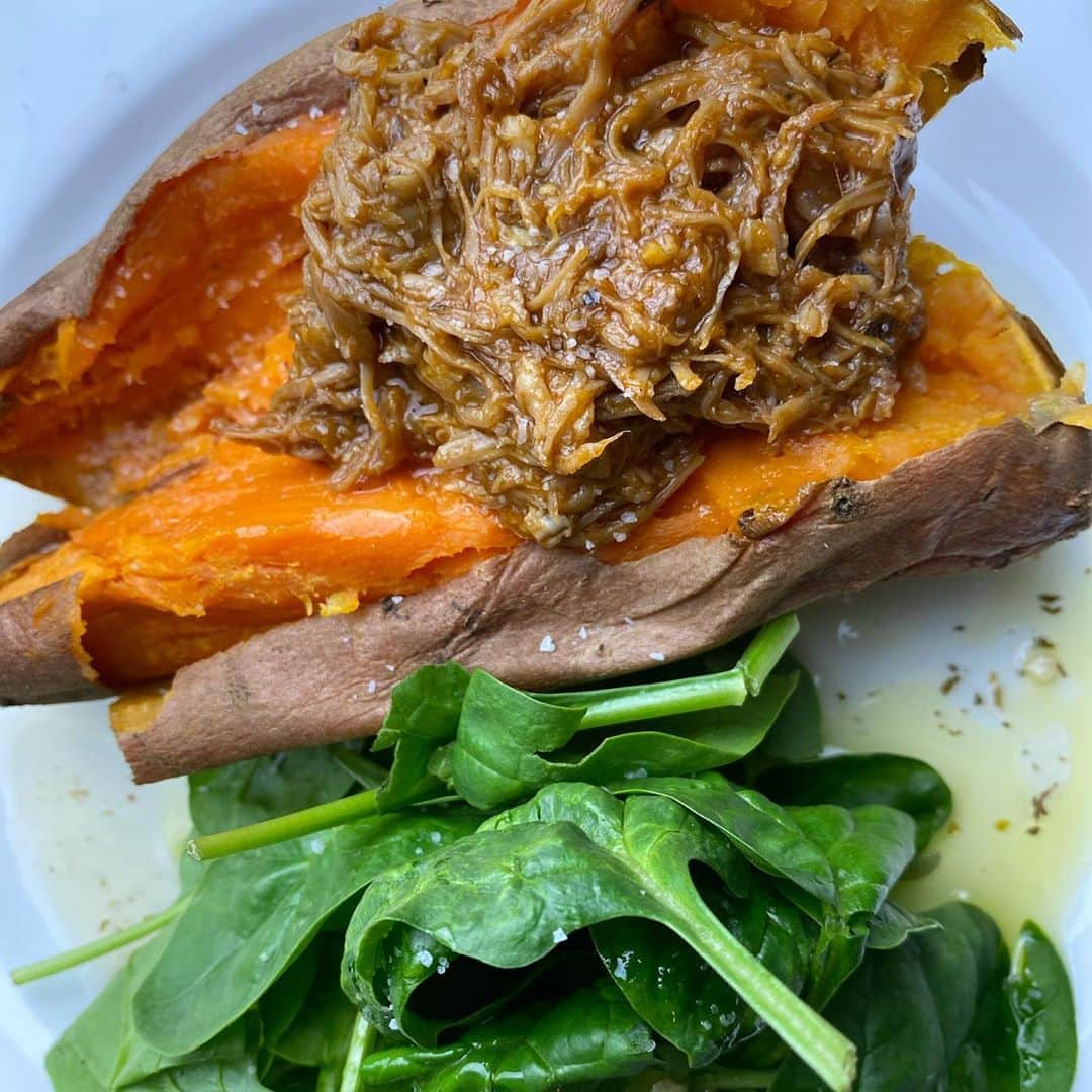ケリスのインスタグラム：「Sofrito and bbq rubbed pulled turkey . Yams and sweet potato give you 400% of the vitamin c you need daily . It’s good for reproductive system and immune system . Spinach reduces oxidative stress and brings down blood pressure . I chopped our pickled jalapeños and used the juice with a little olive oil to drizzle . Delicious and easy」