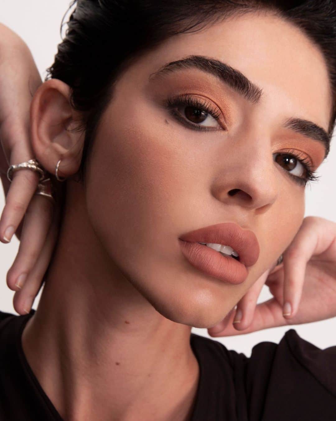 Smashboxのインスタグラム：「Yesssssss Honey 🍯 (us, and also this shade of Smashbox Always On Longwear Matte Liquid Lipstick @sephora)​ ​ ⠀⠀⠀⠀⠀⠀⠀⠀⠀ Get The Look: ✨Photo Finish Primerizer​ ✨Studio Skin 24 Hour Hydra in 2.2​ ✨Cover Shot Eyeshadow Palette in Desert​ ✨Full Exposure Mascara ✨Always On Liquid Lipstick in Yes Honey​ ✨Halo Fresh Perfecting Powder in Fair & Light​ ✨Halo Highlighter Duo ​ ✨Cali Contour in Medium/Dark」