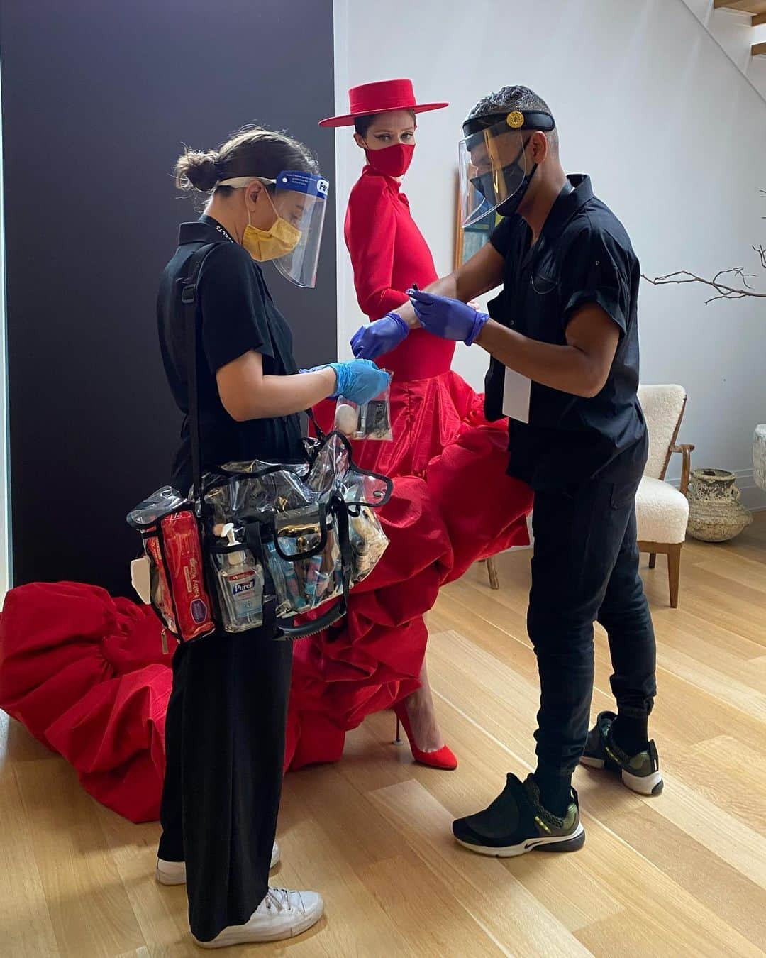 ココ・ロシャさんのインスタグラム写真 - (ココ・ロシャInstagram)「I’ve worked as a model through 35 seasons of #NYFW, but this is my first during a global pandemic. Backstage at @csiriano - today was a moment! 💃 😷」9月18日 5時15分 - cocorocha