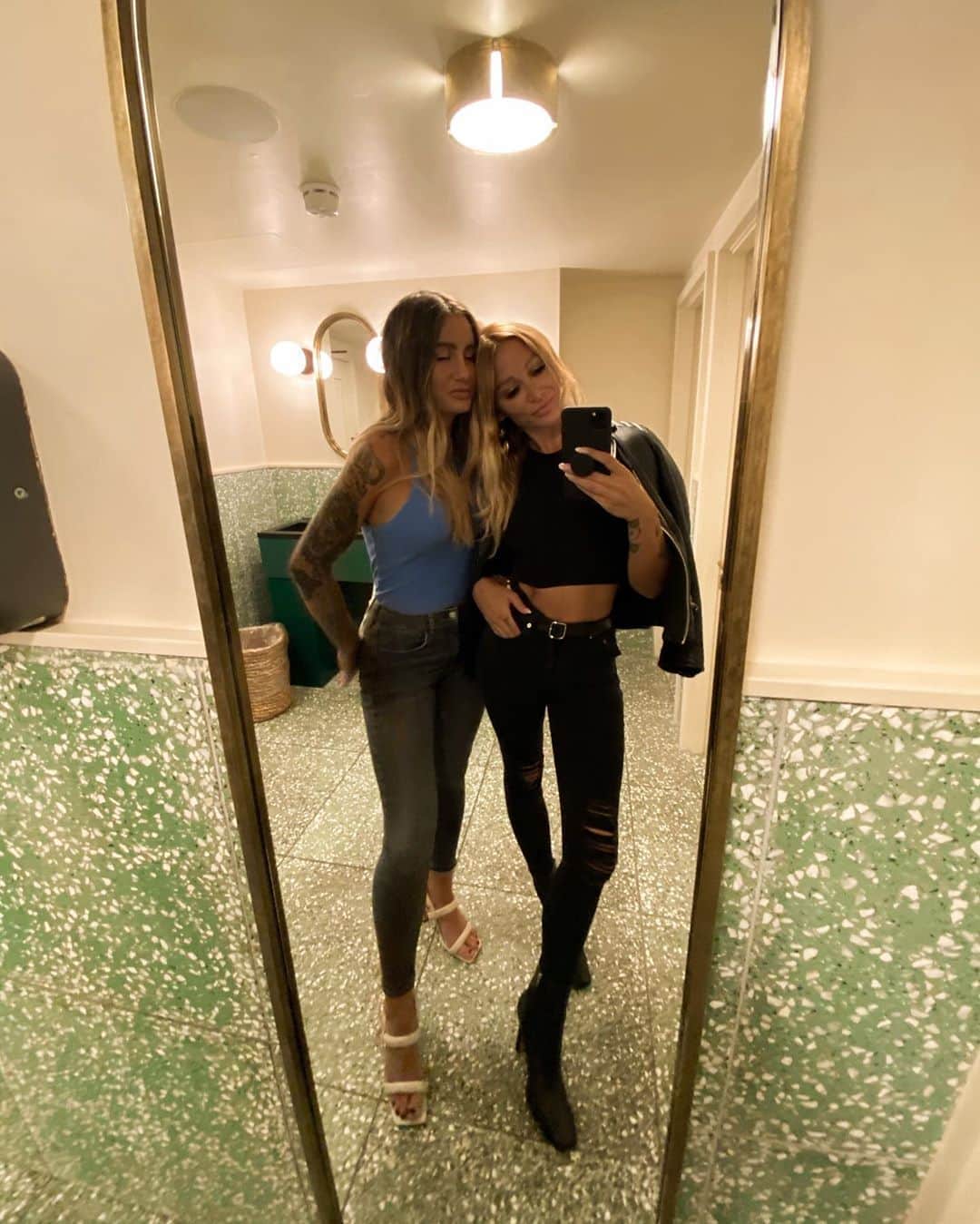 ルー・ティーズデールのインスタグラム：「BF’s since you were just 14 n I was your babysitter who snuck you backstage at Sum 41 concerts.🤘🏽 love you @daisyfletch_ 🤍」
