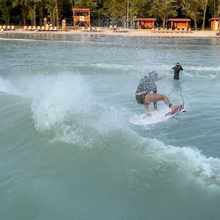 カリッサ・ムーアのインスタグラム：「What a cool time to be a surfer and have the opportunity to train and play in facilities like @bsrsurfresort ... Mahalo @usasurfing 🇺🇸」