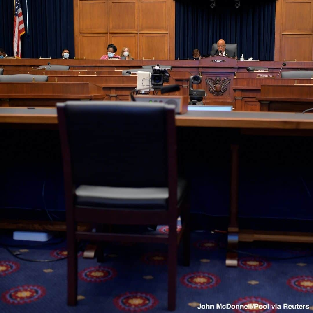 ABC Newsさんのインスタグラム写真 - (ABC NewsInstagram)「An empty chair is seen, as DHS Acting Secretary Chad Wolf had been scheduled to testify at a House hearing on worldwide threats this morning, but did not appear because of his nomination to be secretary, according to the agency.   Rep. Bennie Thompson, the committee chairman, began the hearing by noting there is no law prohibiting the testimony of someone facing a confirmation hearing and that Wolf has given multiple media interviews since the president announced his nomination. The DHS ignored a committee subpoena for Wolf's appearance, which Thompson said should “appall” the committee. #dhs #chadwolf #benniethompson #congress #politics」9月18日 5時25分 - abcnews