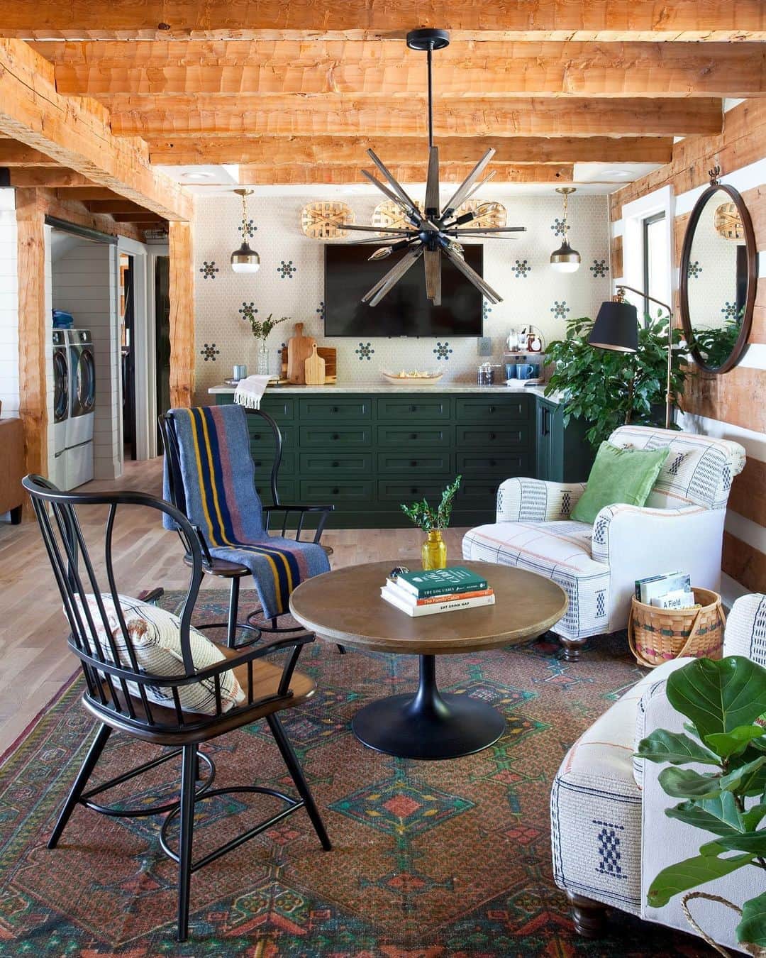 HGTVさんのインスタグラム写真 - (HGTVInstagram)「It’s no surprise this whimsical lakeside cabin belongs to designer @chipwade — it’s rustic-chic charm is next-level! Swipe for a sneak peek then tap the link in our bio for a full tour with #HGTVMagazine ✨」9月18日 5時20分 - hgtv