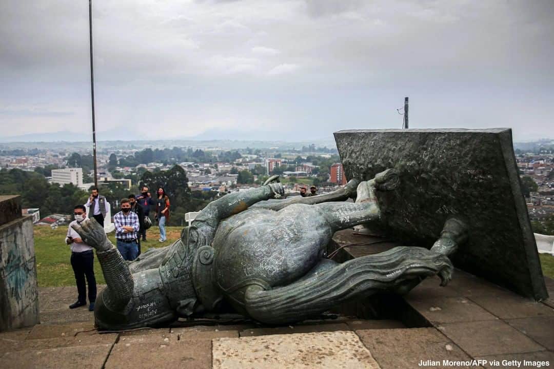 ABC Newsさんのインスタグラム写真 - (ABC NewsInstagram)「The statue of Sebastian de Belalcazar, a 16th century Spanish conqueror, lies on the ground after it was pulled down in Colombia. #statue #sebastiandebelalcazar #colombia」9月18日 5時21分 - abcnews
