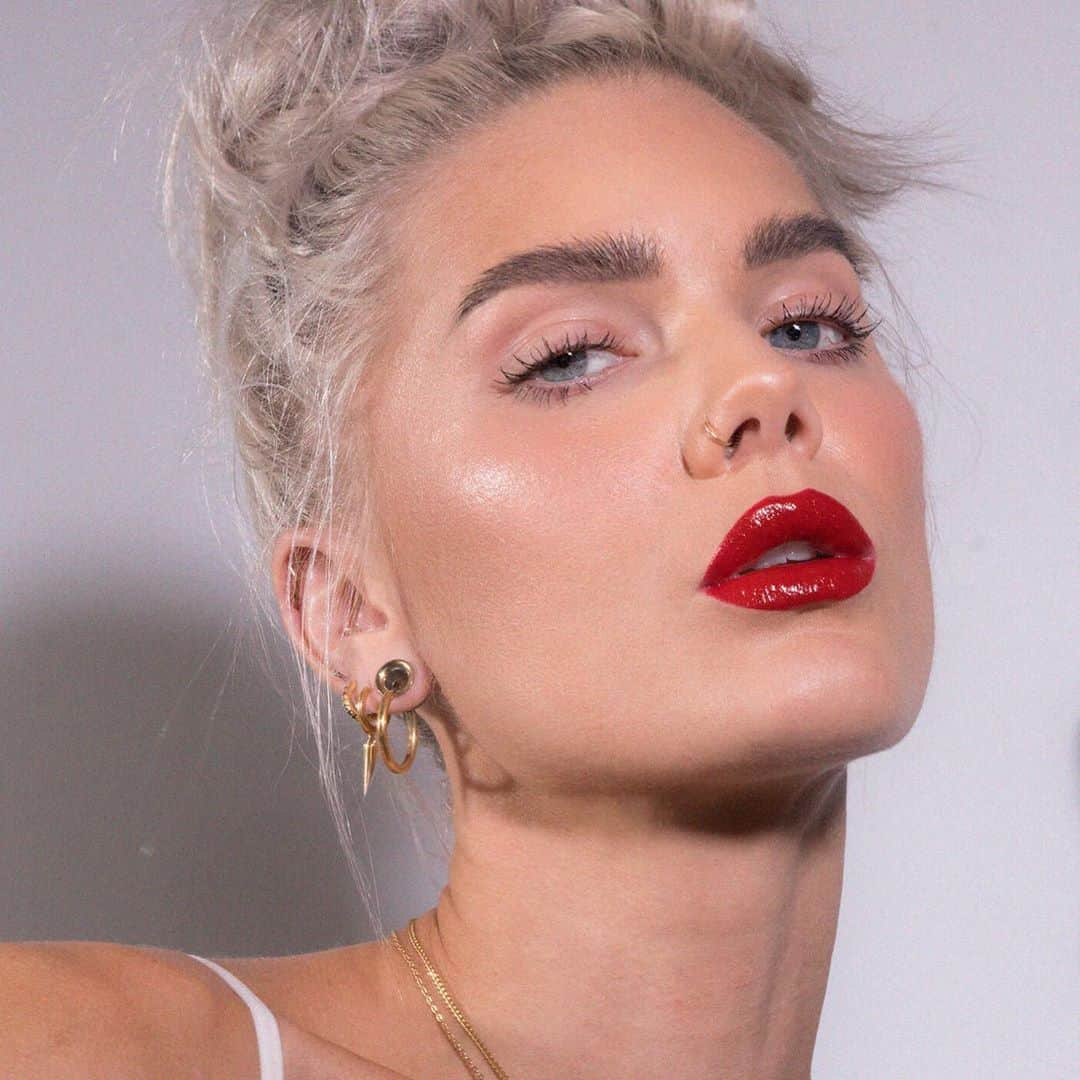 Linda Hallbergさんのインスタグラム写真 - (Linda HallbergInstagram)「A red lip is always my go-to when I’m in a hurry! What’s yours?」9月18日 5時25分 - lindahallberg