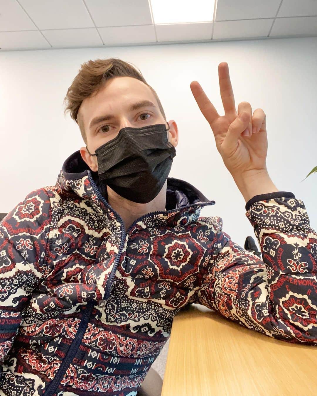 アダム・リッポンのインスタグラム：「New day, new mask」
