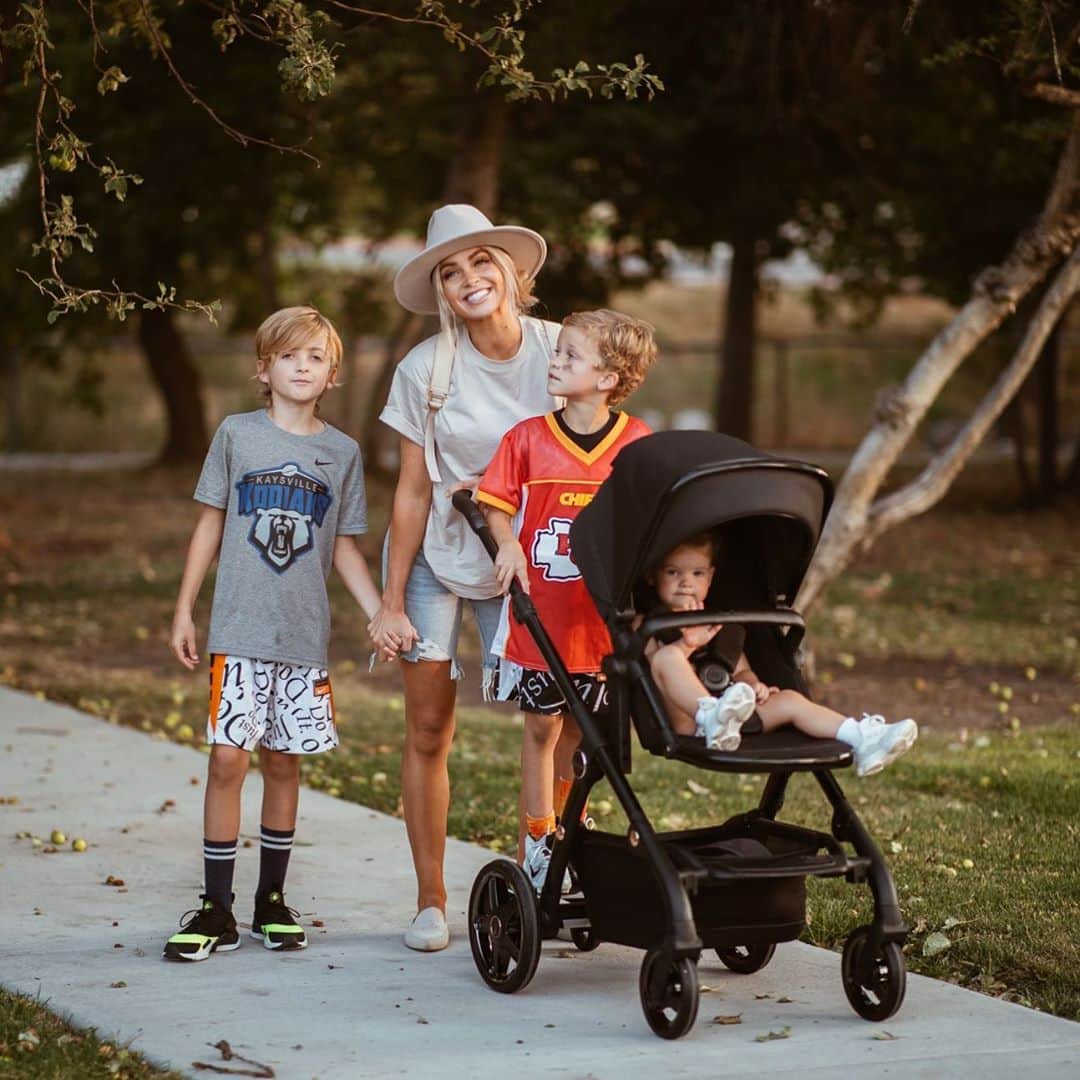 Cara Van Brocklinさんのインスタグラム写真 - (Cara Van BrocklinInstagram)「Strollin' around town with these crazies. This bad boy, known as the new Wave 2021 Eclipse from @silvercrossus just launched, and is the ultimate single to double travel system and helps me step up my stroller swag game as it is dripping with detail!! #SilverCrossEclipse #WaveEclipse #ad」9月18日 5時36分 - caraloren