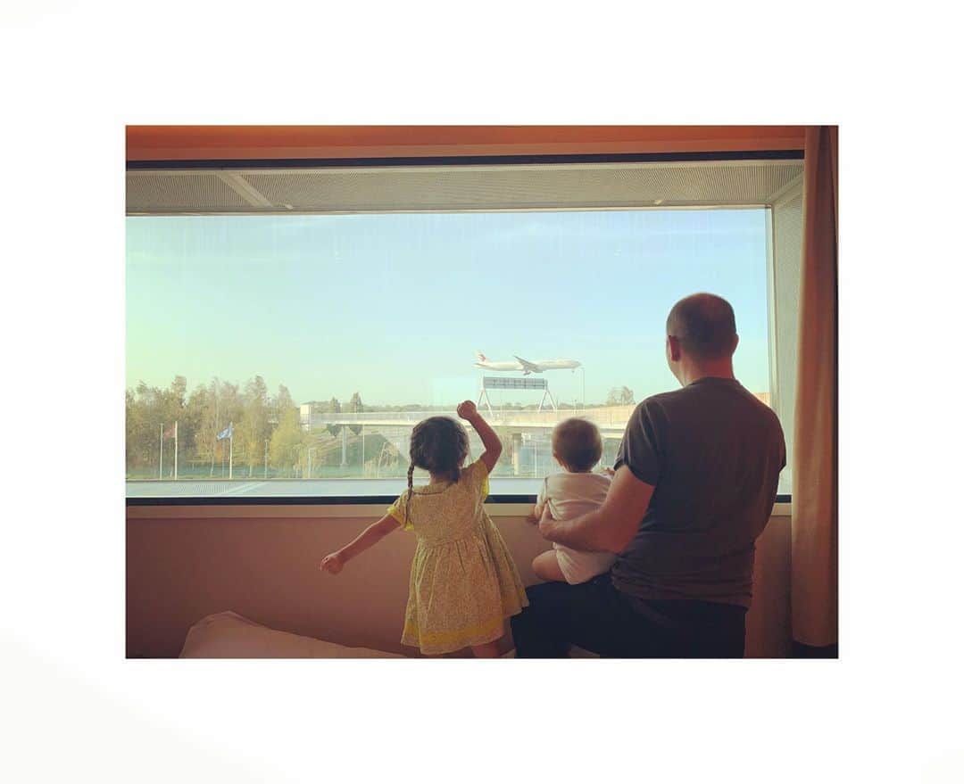 ダイアナ湯川さんのインスタグラム写真 - (ダイアナ湯川Instagram)「Much excitement and anticipation ✈️  . . . #daughters #three #10months #sisters #mygirls #mybabies #hubby #family #love #happiness #heathrow #aeroplane #familytime」9月18日 5時39分 - diana.yukawa