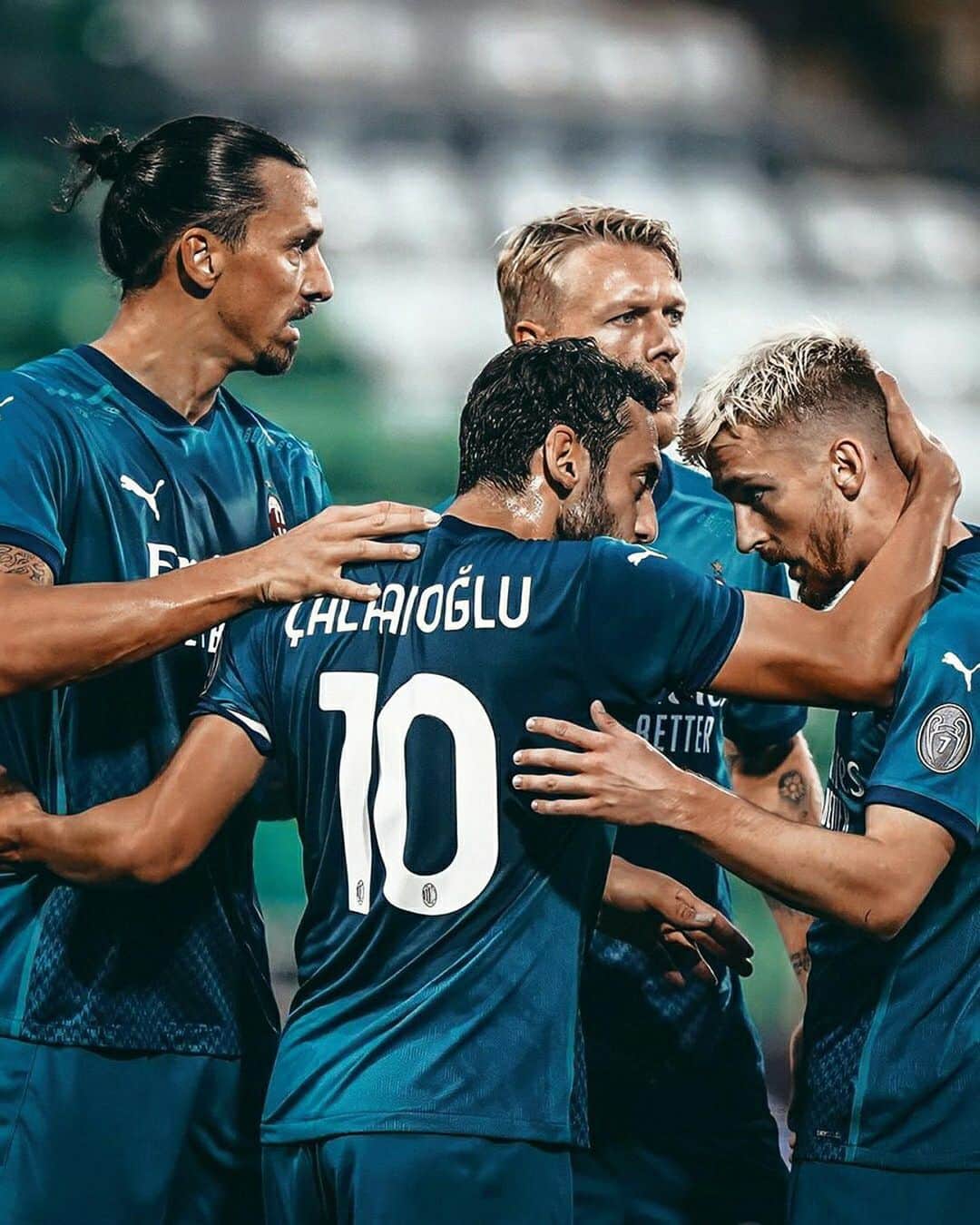 ハカン・チャルハノールのインスタグラム：「Takım 🔥 ⁣ ⁣ Job done 🙌⁣ ⁣ Ottimo lavoro, ragazzi ‼️ 🤜🤛」