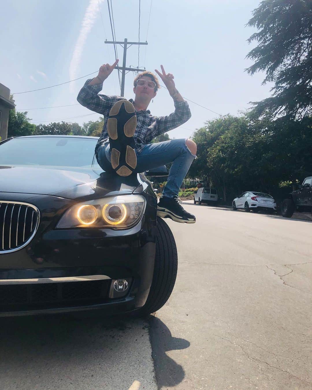 のインスタグラム：「Come My Way is out at midnight! Could NOT be more excited for this one. Please tag a @hotchellerae fan and get ready for something we’ve waited a long time for. LETS GOOOOOOO!」
