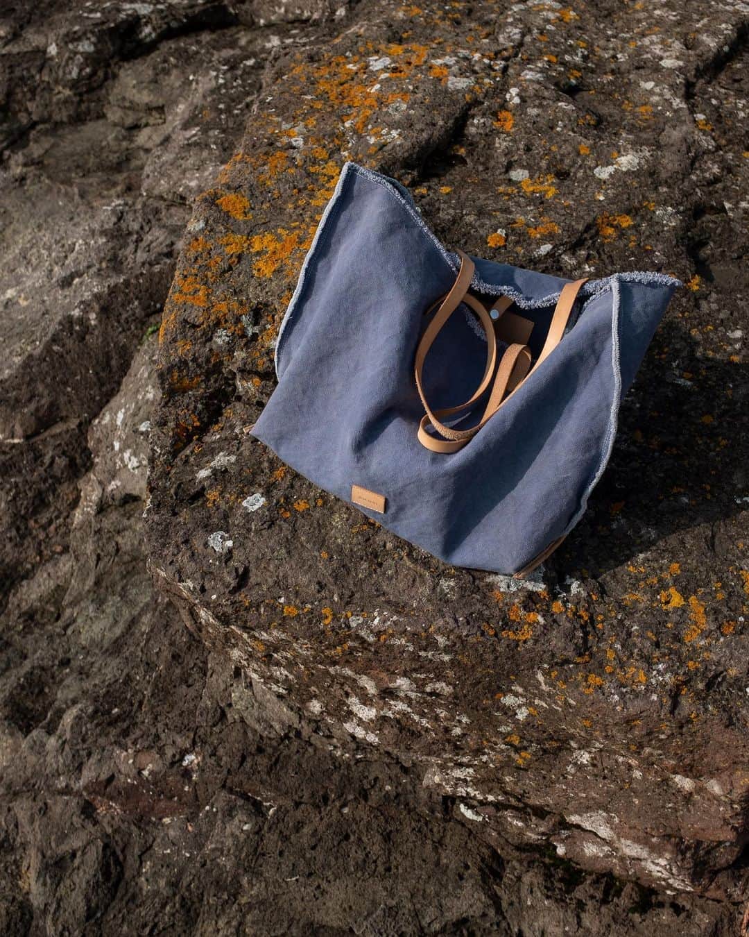 グラフ&ランツのインスタグラム：「Our hand-dyed canvas and vegetable tanned leather are the most gracefully aging materials - their color will change and grow even more beautiful over time with regular sunlight and wear. Every bag has its own story ✨ via @madireimer」