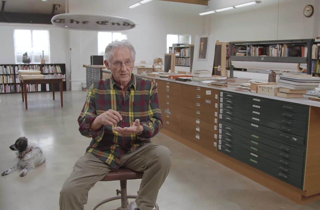のインスタグラム：「#GagosianSpotlight: “It’s the same menu for me . . . everything I do comes from the way I was when I was 16 or 17 years old. Seems to be like a variation on a theme.” —Ed Ruscha   In this interview for the Louisiana Channel, Ed Ruscha speaks about how his interests led him away from Abstract Expressionism and Minimalism to work with common objects and words. Follow the link in our bio to watch the video.  Tomorrow at 6am EDT, five recent works on paper by the artist will be unveiled on gagosian.com. Keep an eye out!  __________ #EdRuscha #Gagosian @edruschaofficial @louisianachannel Still from “Ed Ruscha: Words Have No Size,” 2016, courtesy Louisiana Museum」