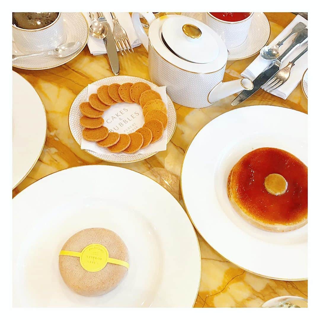 のインスタグラム：「【絶品チーズケーキ】 (CAKES & BUBBLES) 📍@cakesandbubbleslondon   こんなチーズケーキ食べたことない、そのくらい濃厚。 でも甘すぎなくて、それなのに余韻が残る🧁☺️  なにせ、このチーズケーキにはスパークリングワイン付きのメニューがあったほど。 納得🤔  ロックダウン前の素敵なお茶会時間。  またみんなで集まれるといいな☺️ * * * * * #london #londonlifestyle #londondiaries #londonsweets #lsweetcakes #sweets #piccadillycircus #cakesandbubbles  #cakes #cheesecake  #ロンドン　#イギリス　#ロンドン日記　#ロンドン生活　#海外　#海外生活　#ロンドンスイーツ #スイーツ　#ケーキ　#チーズケーキ　#ピカデリーサーカス　#渡辺枝里子」