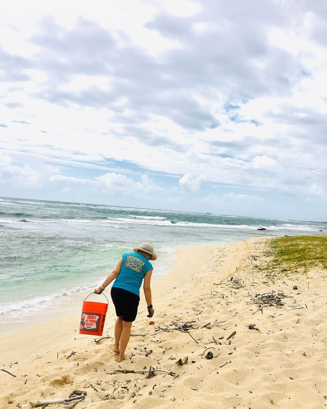 ジャック・ジョンソンさんのインスタグラム写真 - (ジャック・ジョンソンInstagram)「#REPOST @kokuahawaiifoundation:  “Typically every September, #PlasticFreeHawai’i organizes large community beach cleanups on Oʻahu for International Coastal Cleanup Day (ICCD). Now, ICCD has expanded to International Coastal Cleanup Month! Although we can not gather for large-scale beach cleanups this year, you can still do a solo cleanup at your favorite beach or in your neighborhood. Check out @Surfrider’s Solo Beach Cleanup Guidelines (link in bio!)  — Even better, practice reducing your consumption of plastic at home to truly keep our beaches clean. Head over to @SustainableCoastlinesHawaii to learn more about their Clean Beaches Start at Home campaign and check out Plastic Free Hawaii’s resource page for Tips to Go Plastic Free!” — #InternationalCoastalCleanupMonth #CleanBeachesStartAtHome #BreakFreeFromPlastic #AAOPlasticFree #SoloBeachCleanup #WorldCleanupDay #CleanOn」9月18日 6時15分 - jackjohnson