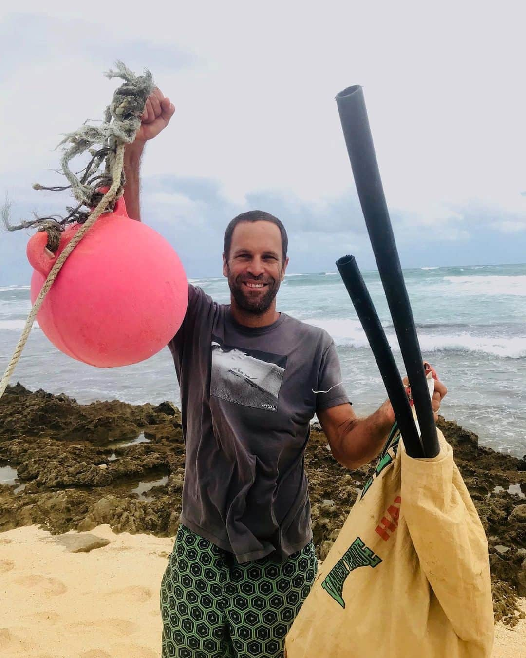 ジャック・ジョンソンさんのインスタグラム写真 - (ジャック・ジョンソンInstagram)「#REPOST @kokuahawaiifoundation:  “Typically every September, #PlasticFreeHawai’i organizes large community beach cleanups on Oʻahu for International Coastal Cleanup Day (ICCD). Now, ICCD has expanded to International Coastal Cleanup Month! Although we can not gather for large-scale beach cleanups this year, you can still do a solo cleanup at your favorite beach or in your neighborhood. Check out @Surfrider’s Solo Beach Cleanup Guidelines (link in bio!)  — Even better, practice reducing your consumption of plastic at home to truly keep our beaches clean. Head over to @SustainableCoastlinesHawaii to learn more about their Clean Beaches Start at Home campaign and check out Plastic Free Hawaii’s resource page for Tips to Go Plastic Free!” — #InternationalCoastalCleanupMonth #CleanBeachesStartAtHome #BreakFreeFromPlastic #AAOPlasticFree #SoloBeachCleanup #WorldCleanupDay #CleanOn」9月18日 6時15分 - jackjohnson