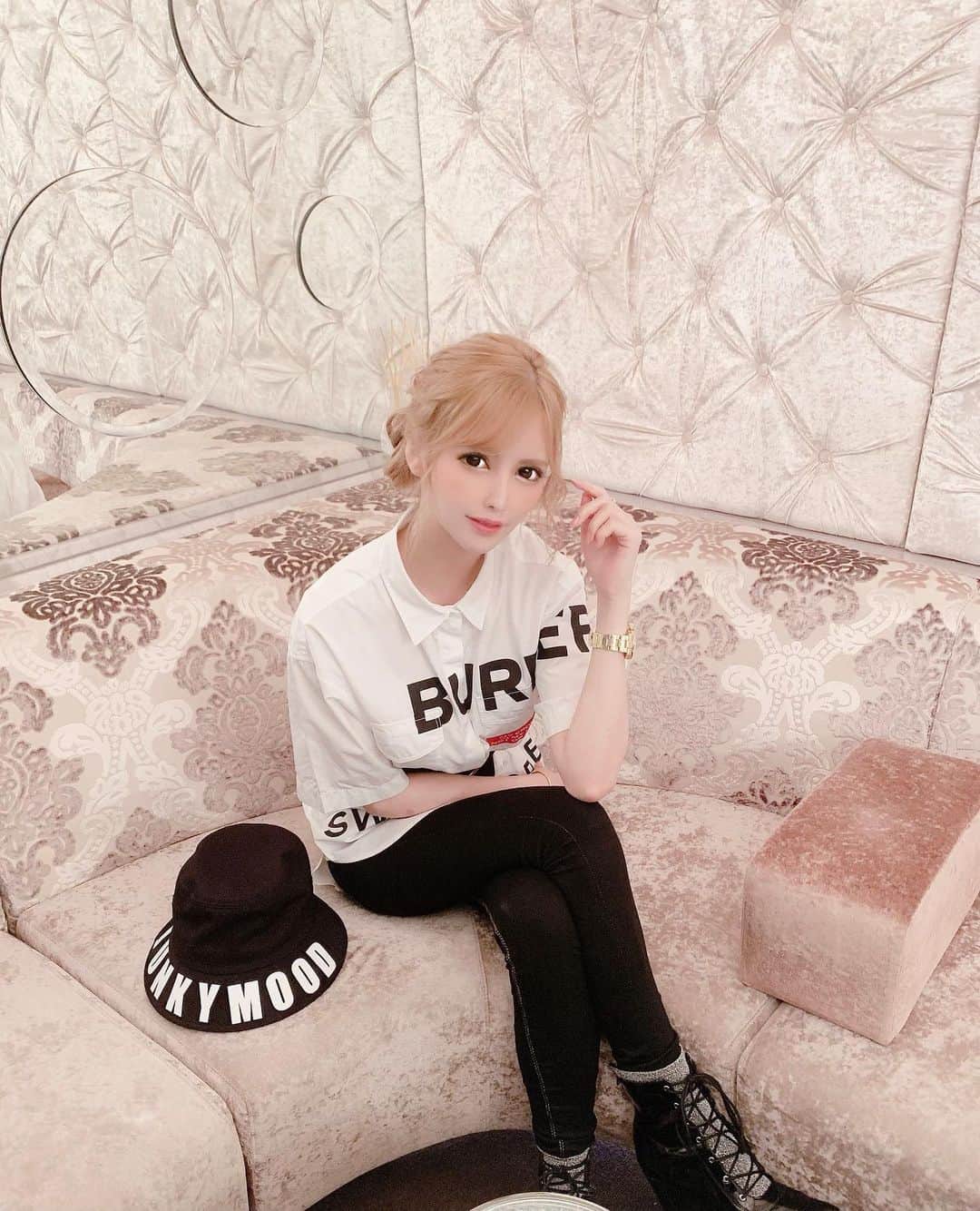 夏目こころのインスタグラム：「インスタ映えの生活してなくて 載せる写真がないからこれからは私服とか載せていきます💓 ＊ なんか短足で太って見えるな🤪 撮り方のコツとかあるのかな？😂w」