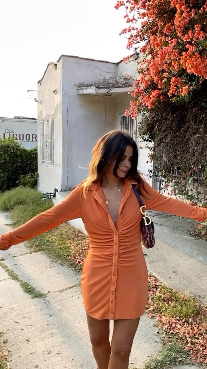 Collage Vintageのインスタグラム：「In love with this orange dress 🍊🍊」