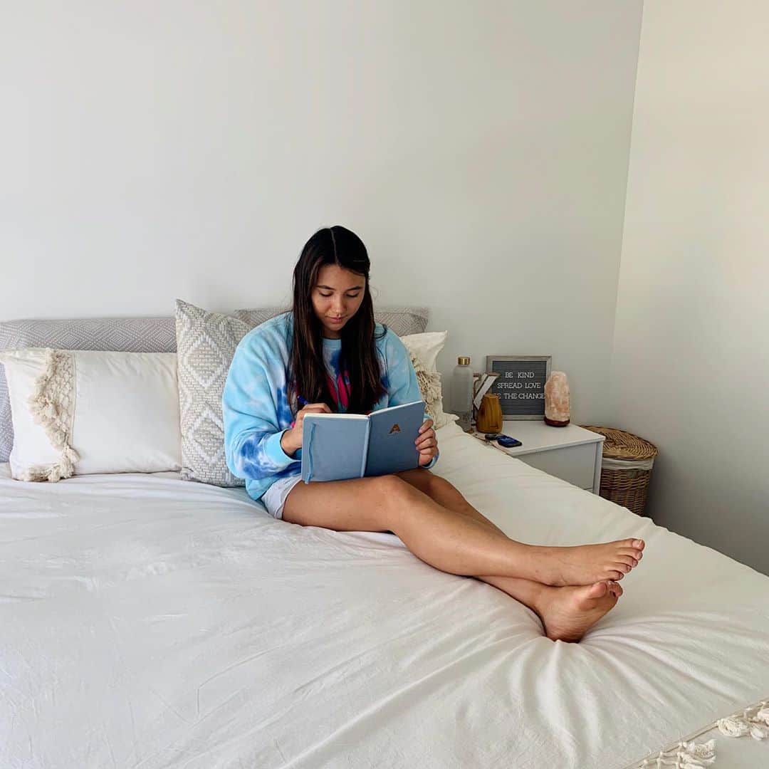 カイラ・ロスのインスタグラム：「Throughout my gymnastics career, I found it so helpful to write down my personal goals before practice and competitions in a journal. Seeing my goals written out on paper motivated me to work really hard in the gym to help achieve them!🤸🏻‍♀️✨  The @artofgymnastics Gymnast Journal is such an amazing tool to help gymnasts of all ages organize their goals and set their intention before each practice and competition. 📖✏️ I would have loved to have a journal this cool during my time as a gymnast but it’s not too late for you! Order yours now at artofgymnastics.com and use code KYLA for free shipping within the U.S. Link to the website is in my bio :)」