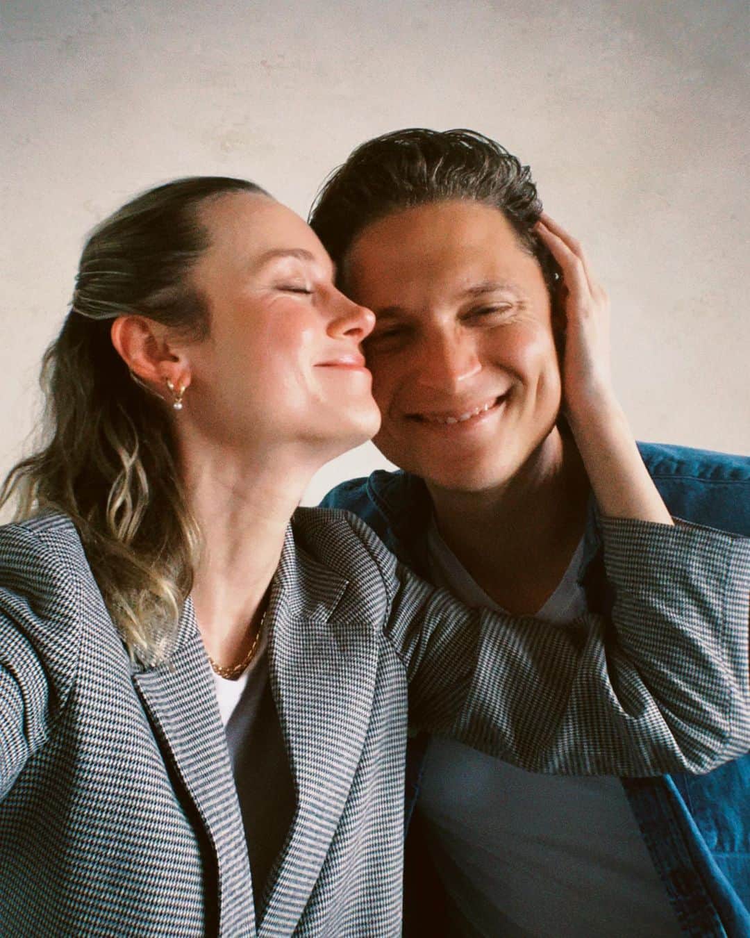 ブリー・ラーソンのインスタグラム：「Just two 🤗professional people🤗 who would love your support of our project “The Messy Truth”. More importantly, we would love your support in expanding our compassion for one another - whatever that looks like for you! You can watch our @wired interview (including the real deal @vanjones68) at wired.com ❤️」