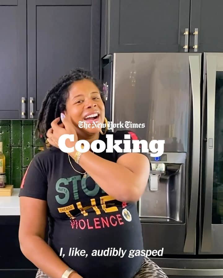 ケリスのインスタグラム：「Hey fam! Take a look through my kitchen with me as I show you my 10 must-haves, everything from my cast iron skillet to my @bountyandfull hot sauce 💜 Thanks for having me @nytcooking!! Watch at link in bio.」