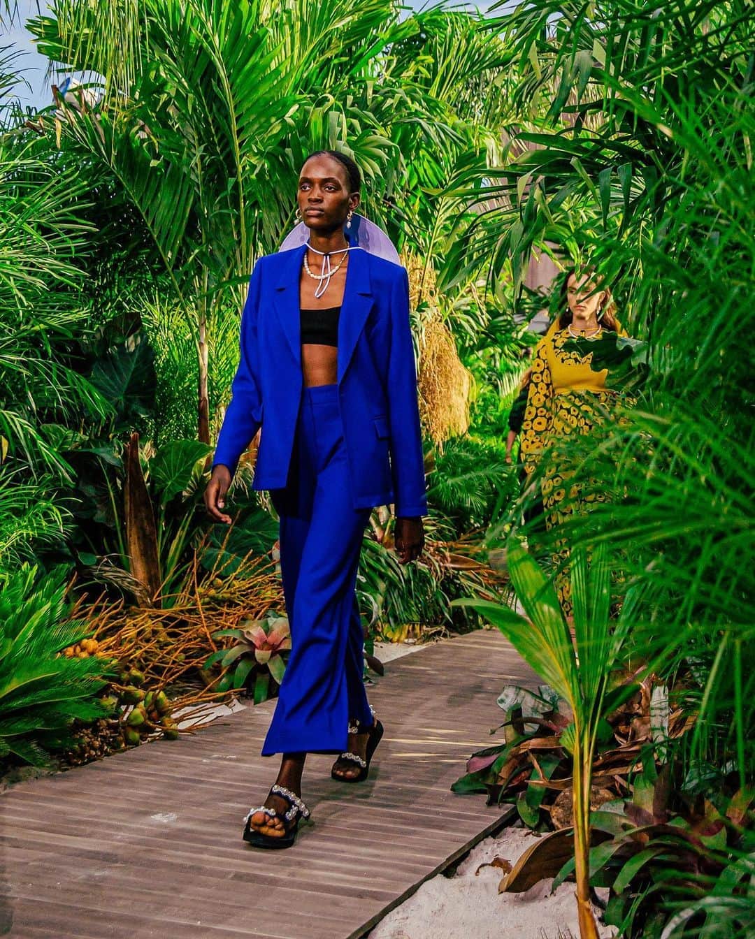 Fashion Weekのインスタグラム：「Now entering the tropics ➡️ Swipe to see more of @jasonwu's Tulum-inspired set — produced by @imgfocus and outfitted with the help of @loweshomeimprovemnt. Photos by @madiatkins / @madness.nyc」